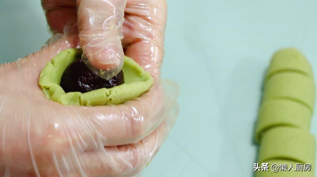 这是不用面粉的月饼，也不要烤，白芸豆的炒制很重要