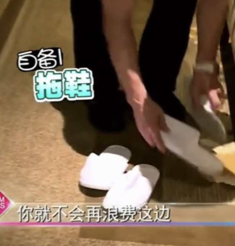 66岁成龙超环保，心疼会场浪费水，曾一双拖鞋走