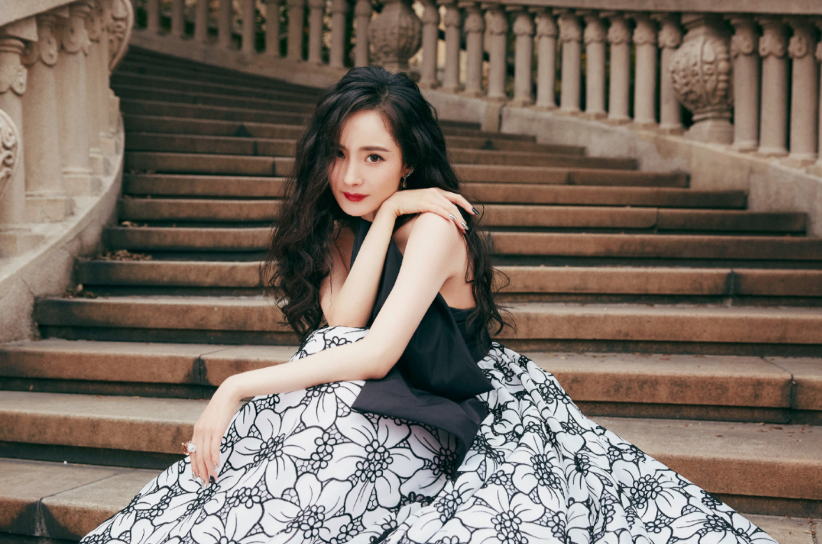 星光红毯女星“暗战”开演，杨幂赵丽颖均被粉