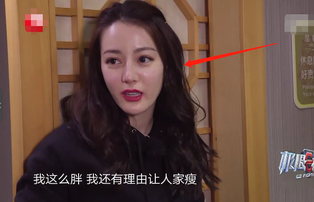 热巴蒸桑拿热到“脱妆”，不小心露出素颜后，