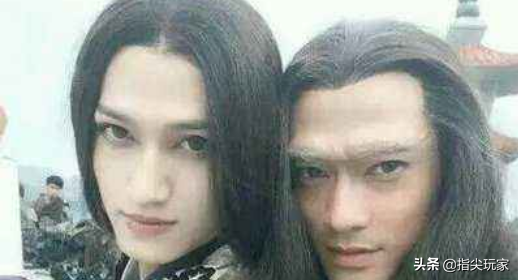 还记得《花千骨》单春秋吗？摘掉假发卸掉妆容，女粉：看了就想嫁