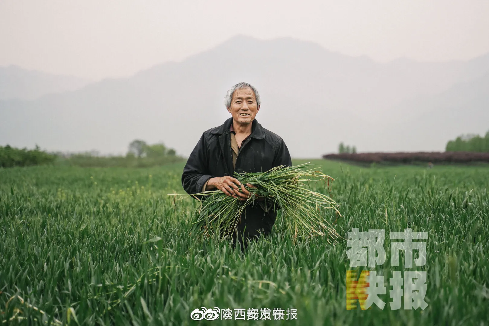 点赞！田间地头的摄影师 西安小伙用近十年时间为农村老人免费拍照