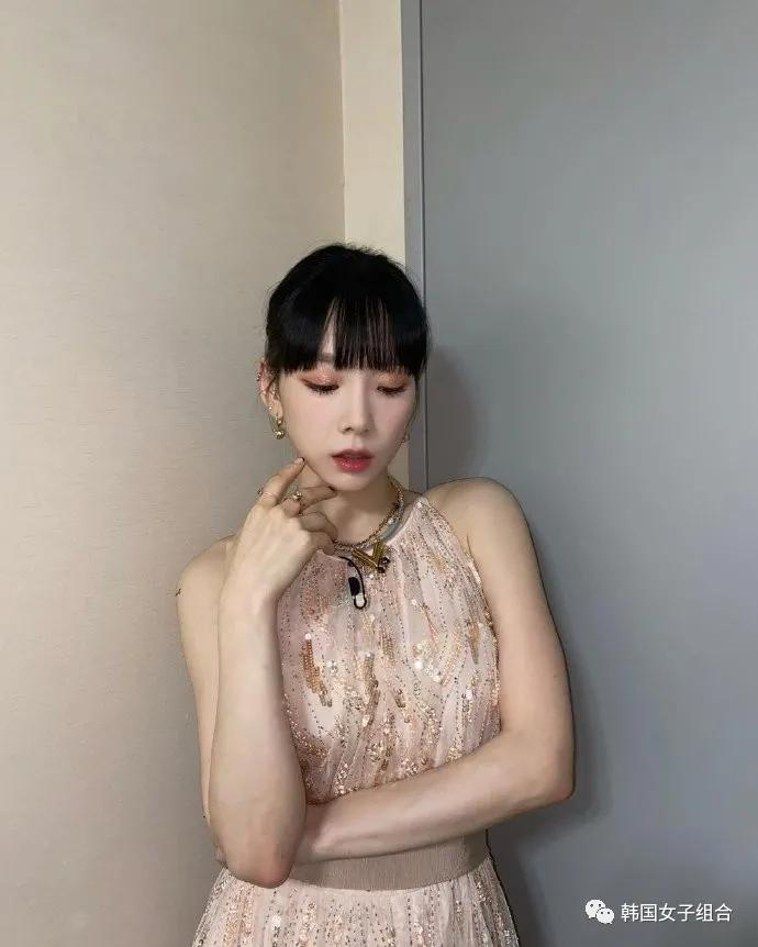 这位女团爱豆的服装造型,美到让人发抖,这美貌必须颁个大奖吧