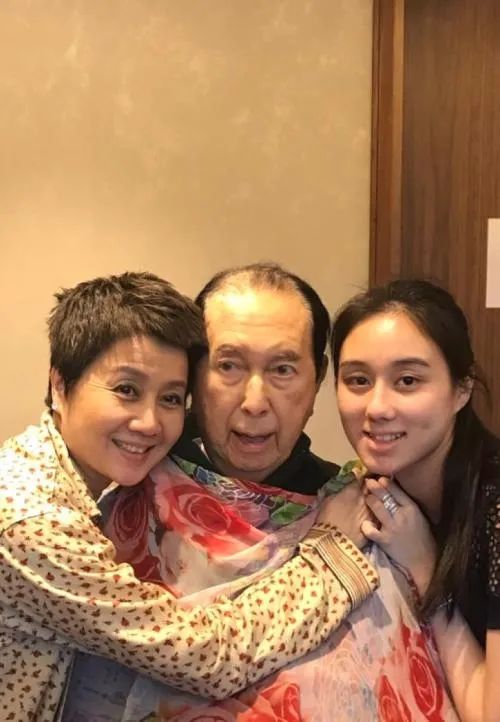 He Chaolian is celebrated to Deng violet chess unripe, low-key defend filial piety to wear white clothing, 2 rooms 4 rooms are high-key however a clique is right