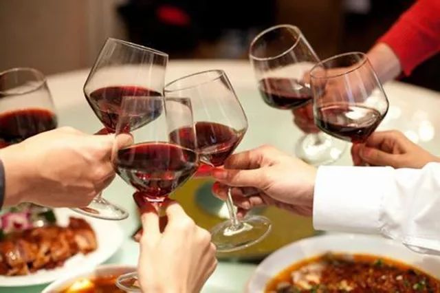 饭局上领导让大家敞开喝，一员工听话照做，酒