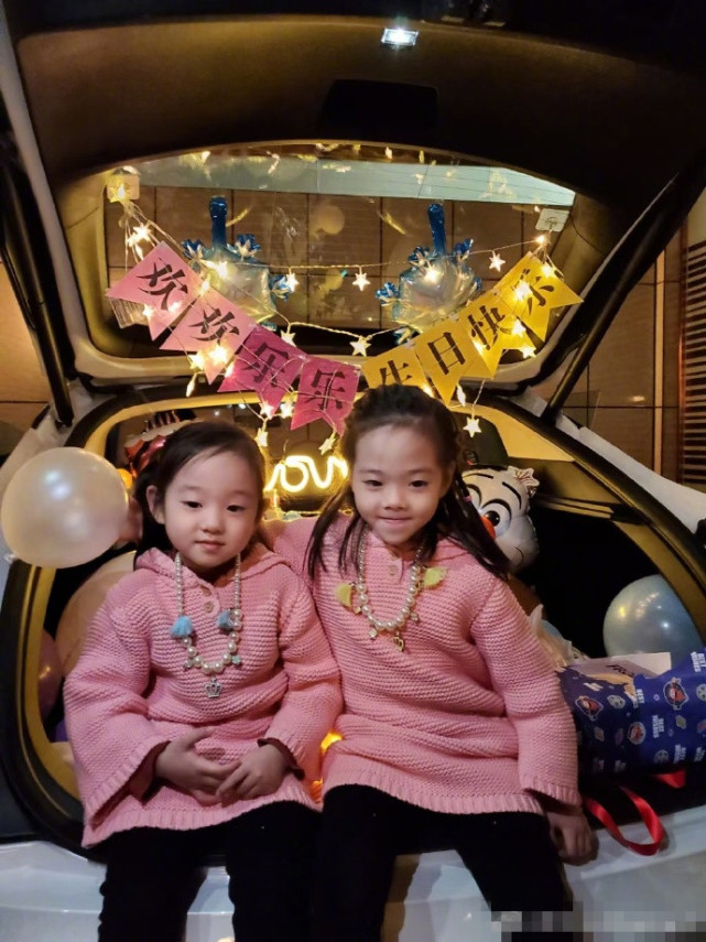 楊威老婆曬照為雙胞胎女兒慶生，一家五口共用一張臉，蛋糕超有愛