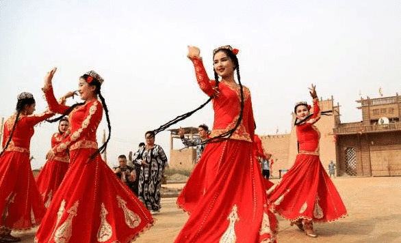 新疆遍地是“热巴”？网友：年轻时美若天仙，生完孩子判若两人