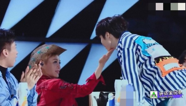 辣眼！男选手节目中对宁静露肚皮，眼神邪魅疑勾引，女方霸气接招