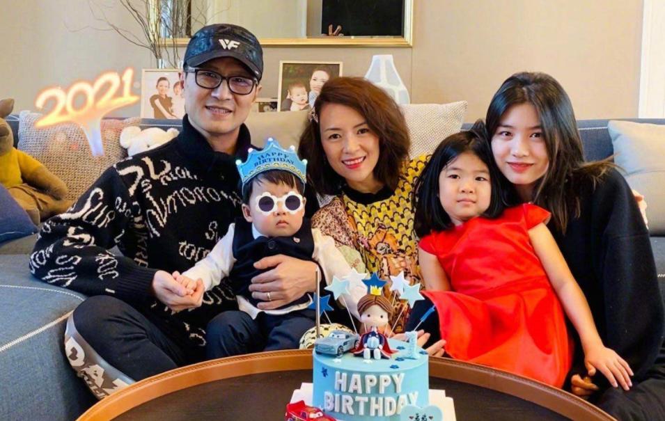 汪峰罕带家人聚餐，俩女儿姐妹情深惹人羡，章子怡妈妈拎包似保姆