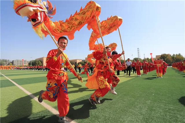 新疆疏附县举办首届全民健身运动会舞动疏附·畅想未来 广场舞大赛