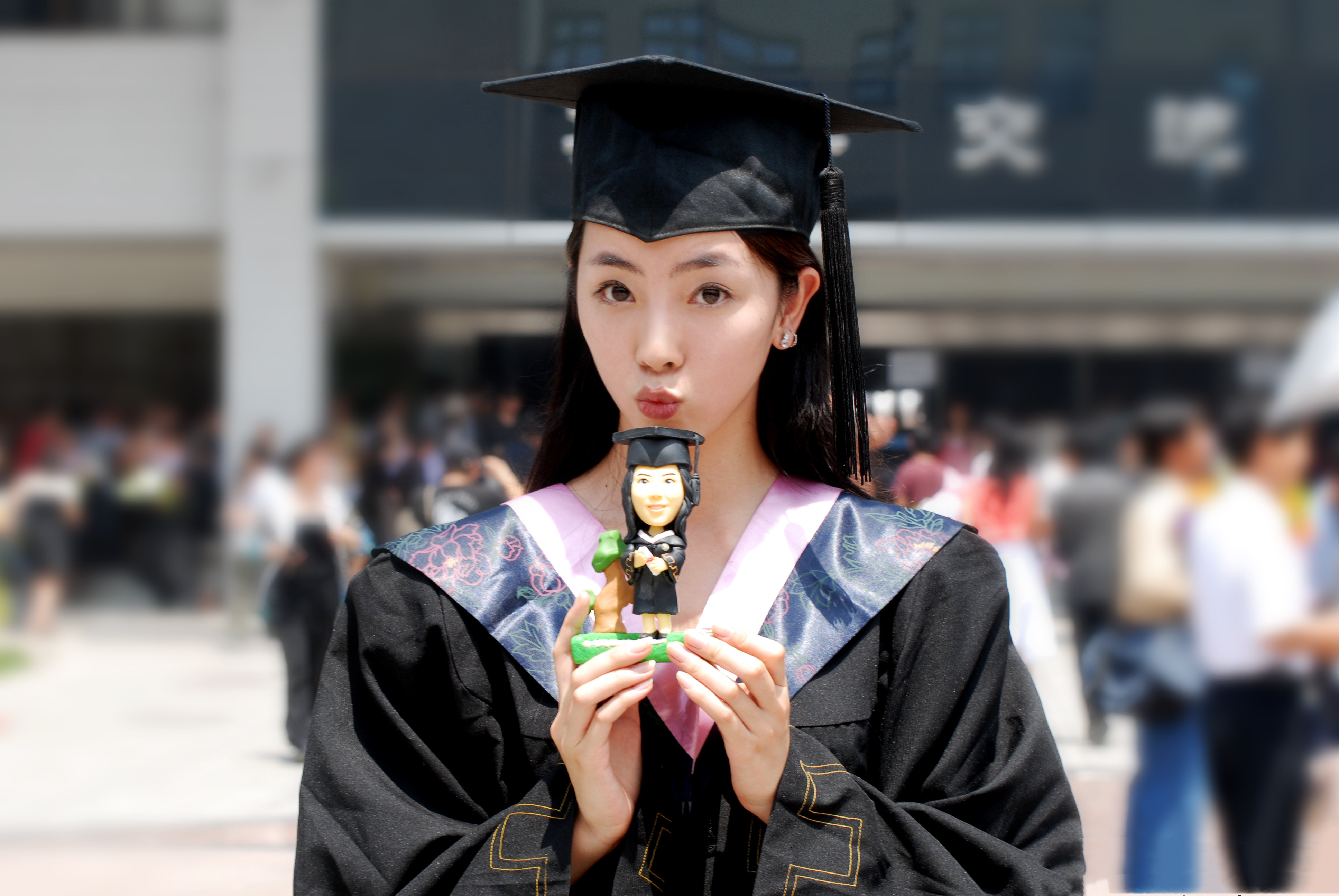 “央视花旦”李思思：嫁大学同学，3年生2子，婚