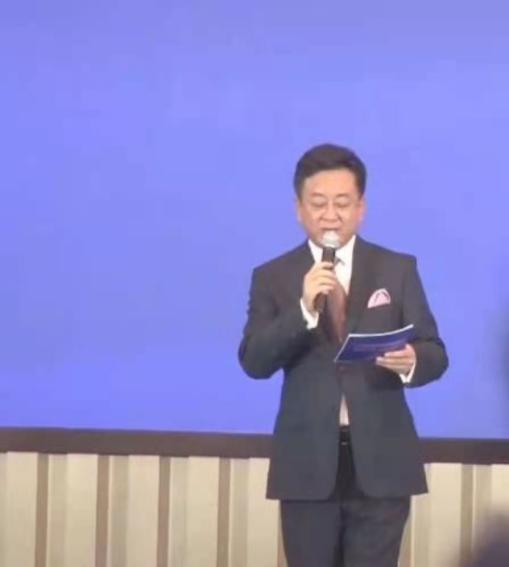 56岁朱军携娇妻谭梅现身！状态不输小13岁刘和刚