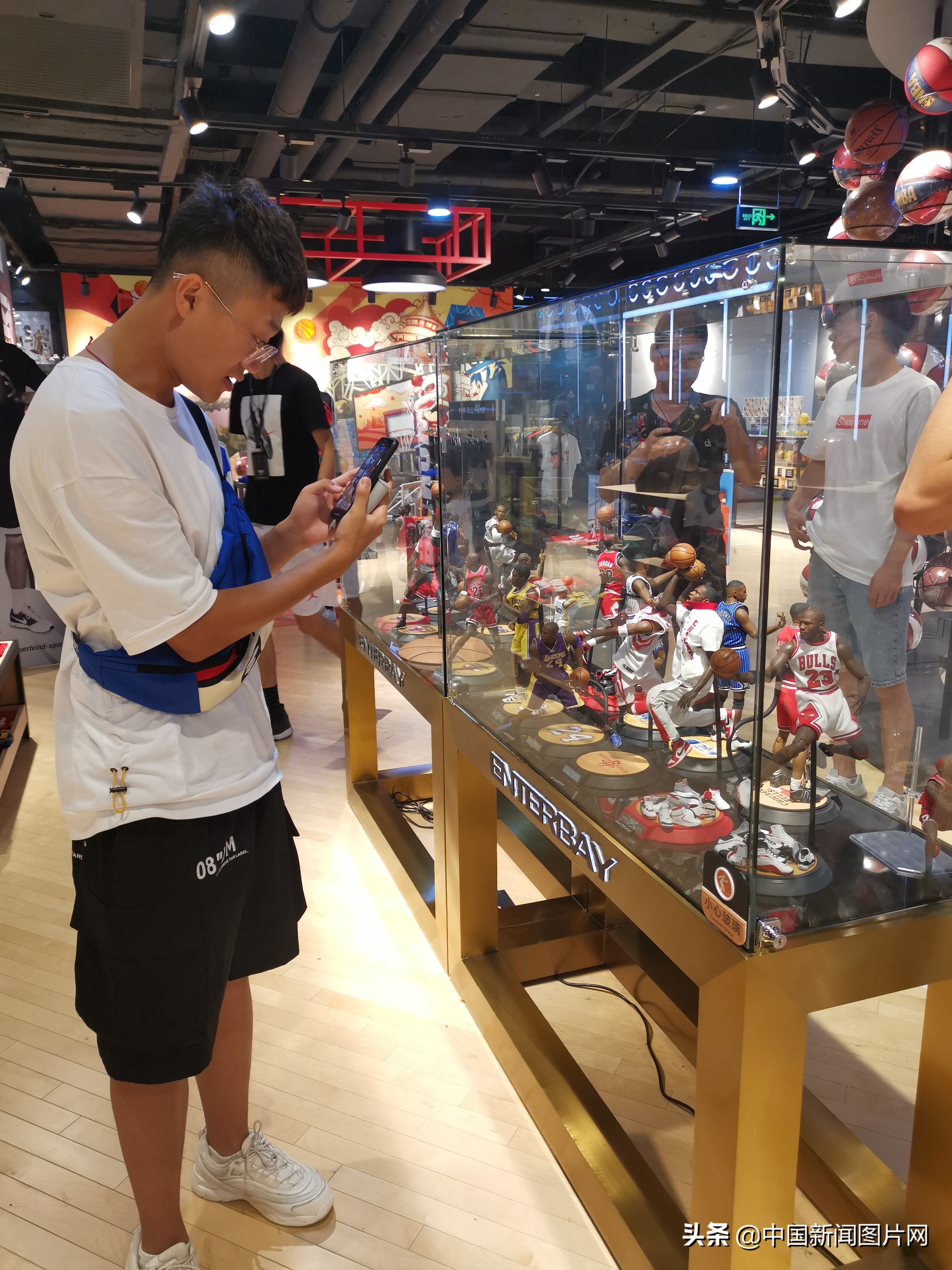 王府井nba总店哪些明星(北京：王府井银泰NBA全球旗舰店 球迷纷纷慕名打卡购物)