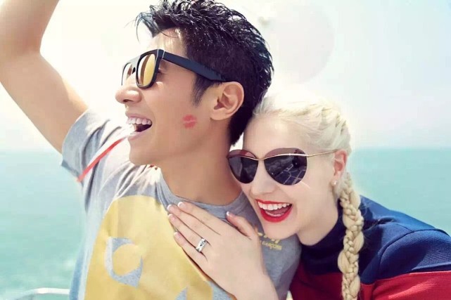 撒贝宁一家四口露面，龙凤胎首曝光，女儿穿千