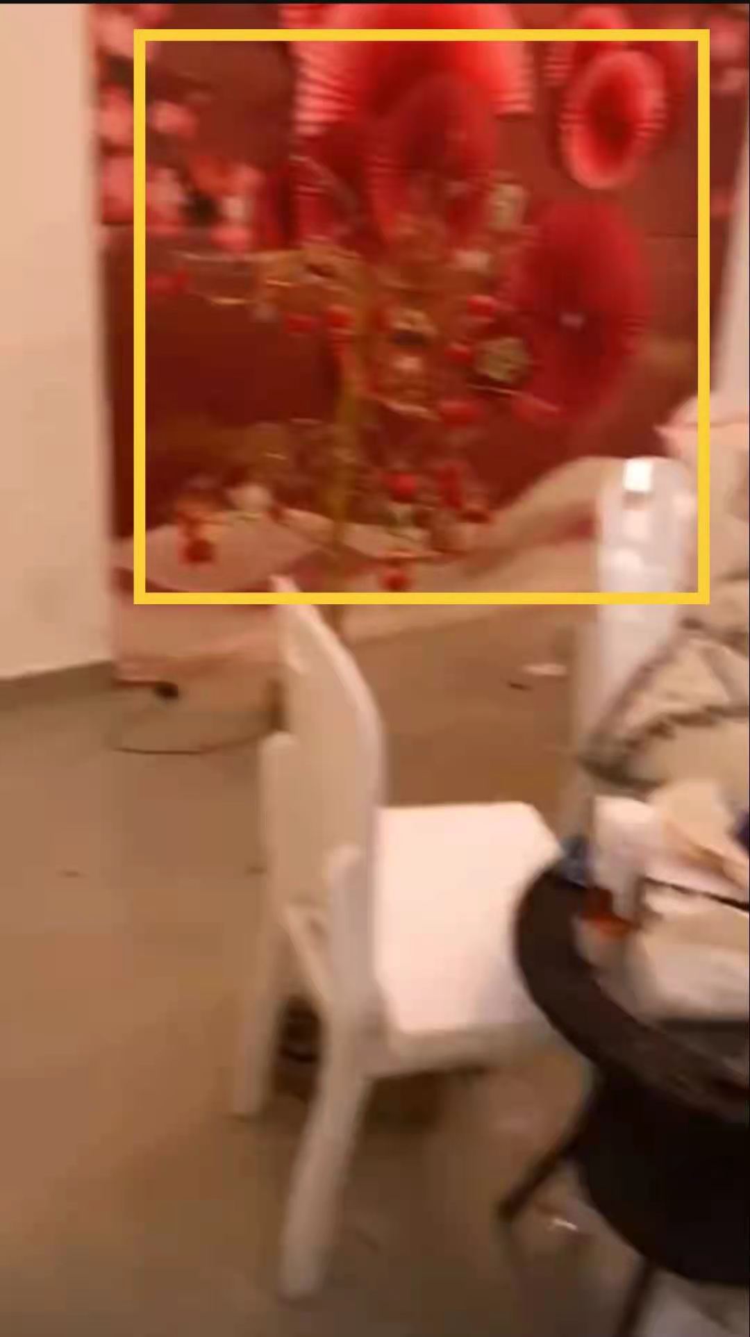 被直播间背景出卖，富婆李湘表面光鲜，却被爆