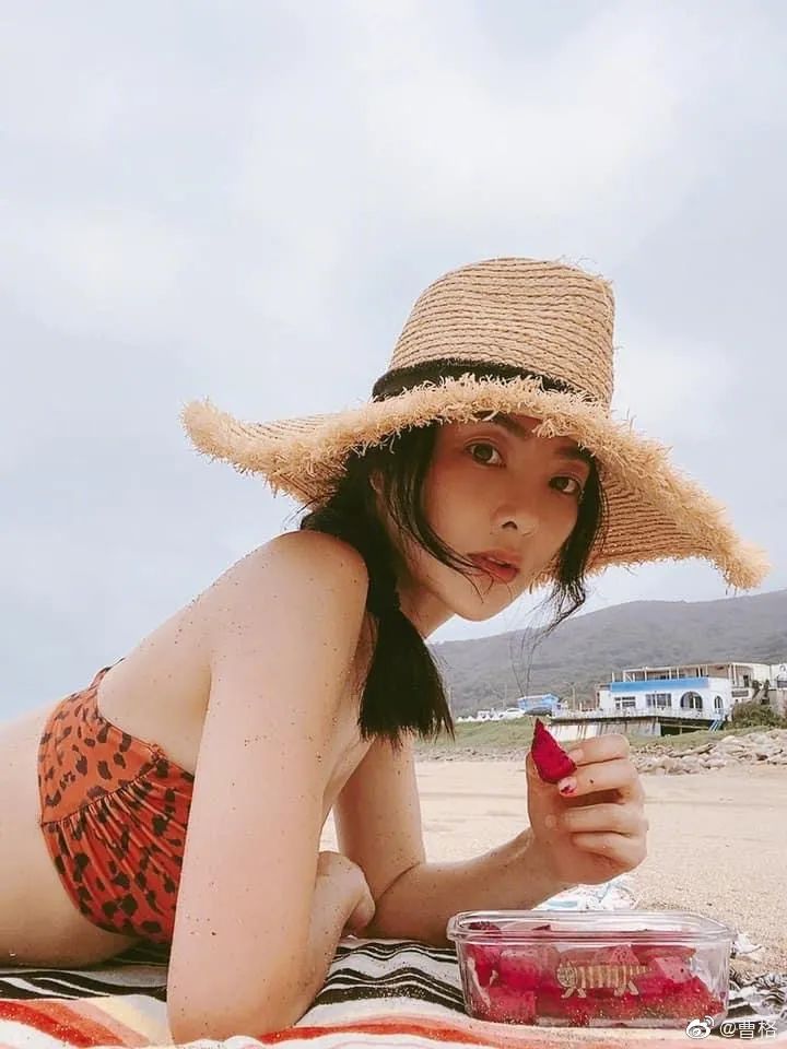 曹格9岁女儿大变样，五官长开眼睛变大，逆天长腿遗传妈妈好身材