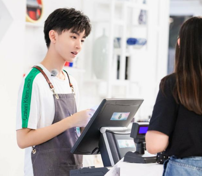 黄晓明不用在“受”姐姐们的气了，《中餐厅》