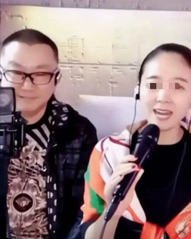 51岁尹相杰与新搭档商演，舞台简陋没人听，衣服吊牌都不摘？