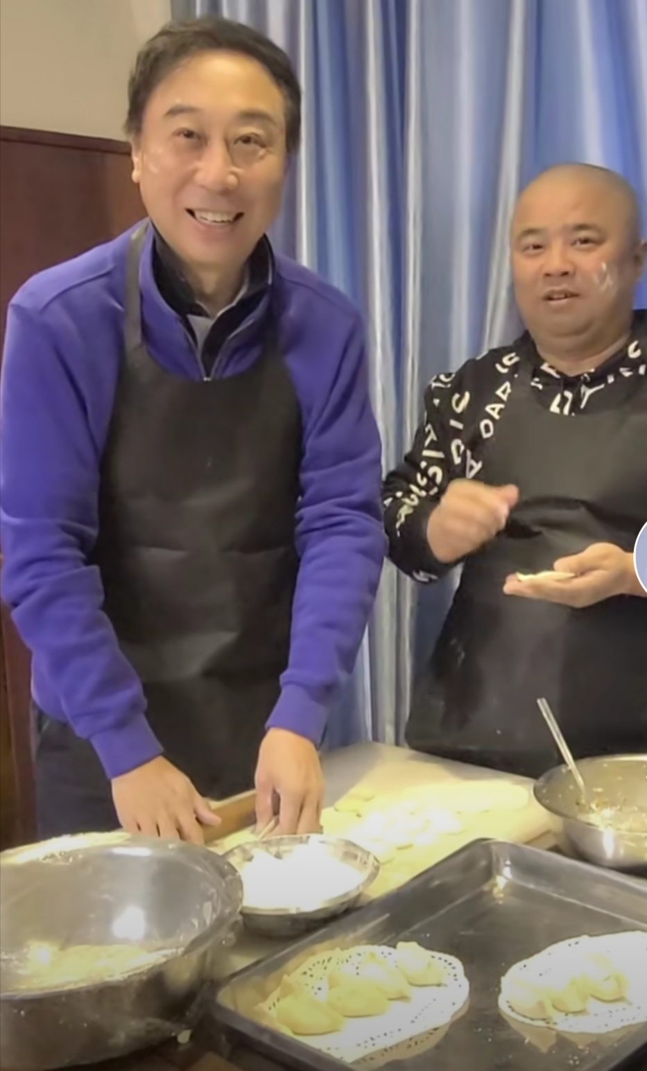 63岁冯巩冬至晒视频，妻子孙子都不在身旁，仅有徒弟大头哥陪伴