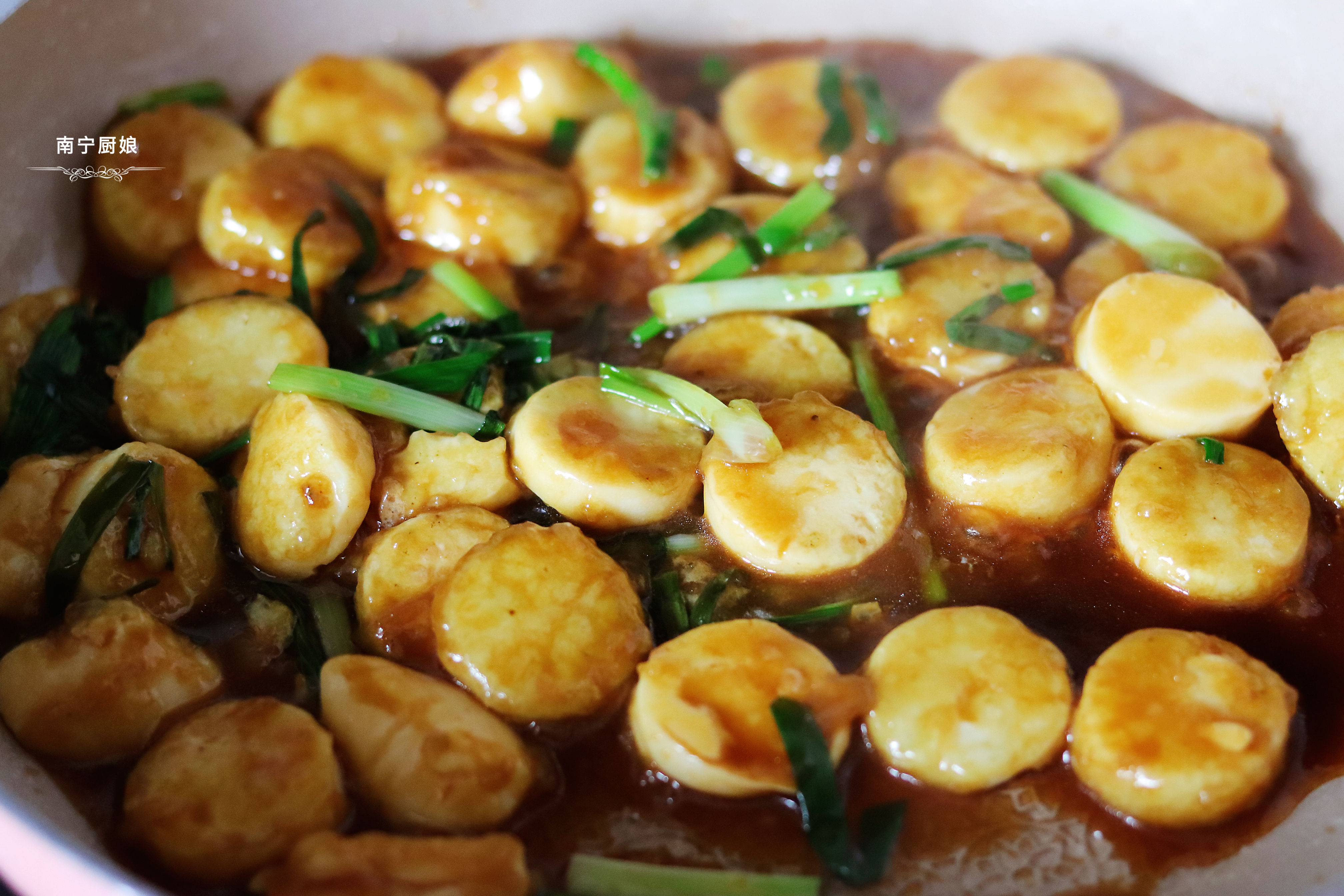 燒日本豆腐時加入一把蔥，沒想到如此美味，不愧是老保姆的拿手菜