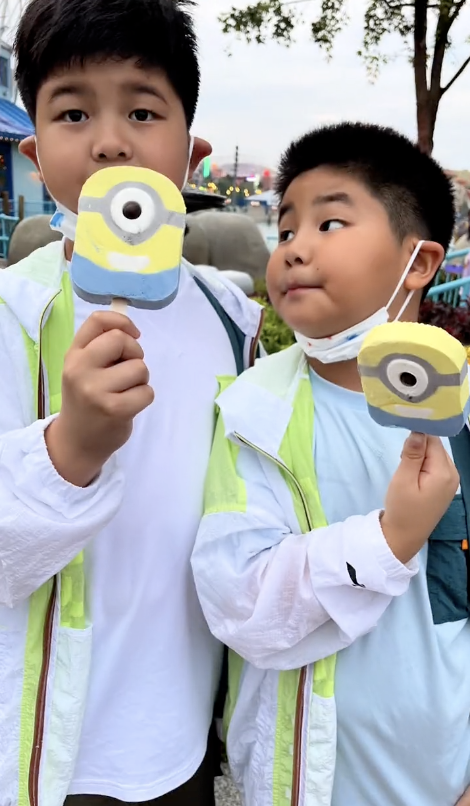 沙溢全家打卡环球影城，胡可无美颜自信怼脸拍，安吉小鱼儿齐长胖