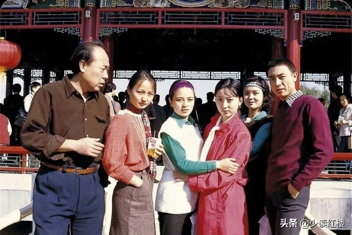 陳曉旭與身邊朋友罕見合影，脫下戲裝的她，人群中依然驚艷