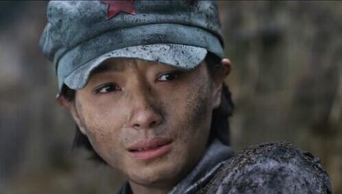 丈夫牺牲，为保孩子她给军阀做妾，晚年祭拜丈