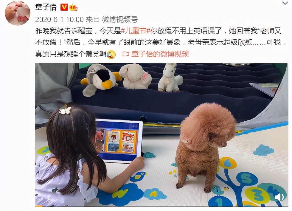 章子怡曬17個月大兒子，弟弟賣力爬沙發不服輸，還自帶配音萌翻