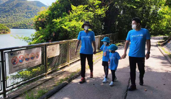 郭晶晶霍启刚一家为祖国庆生，8岁霍中曦弹奏国歌被赞有冠军风采