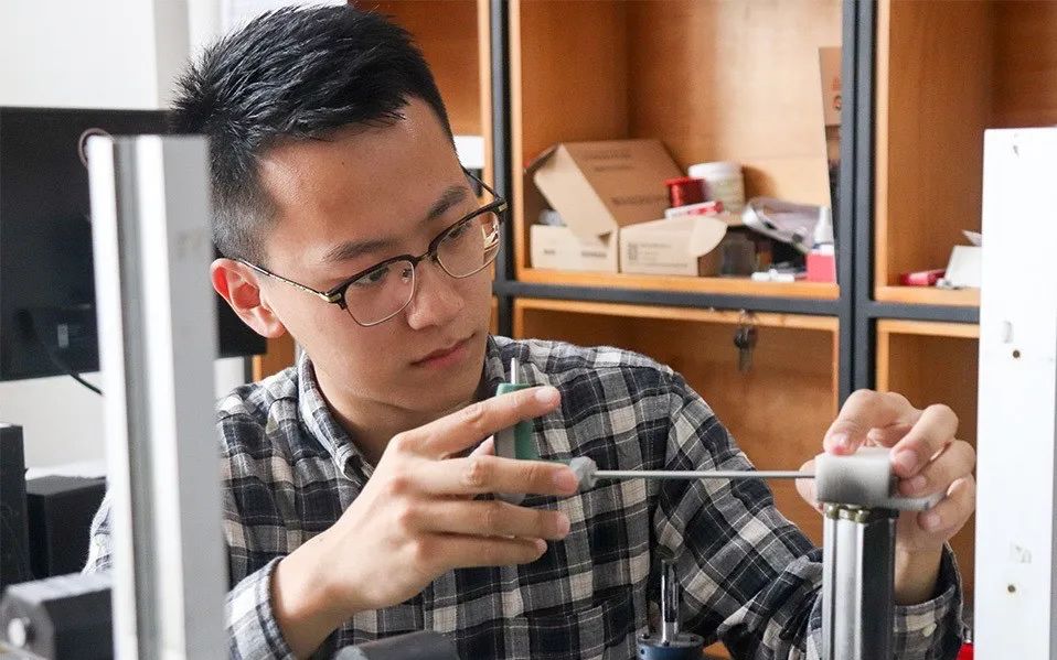 機器人會模仿人類微笑了，但我總覺得這笑容……