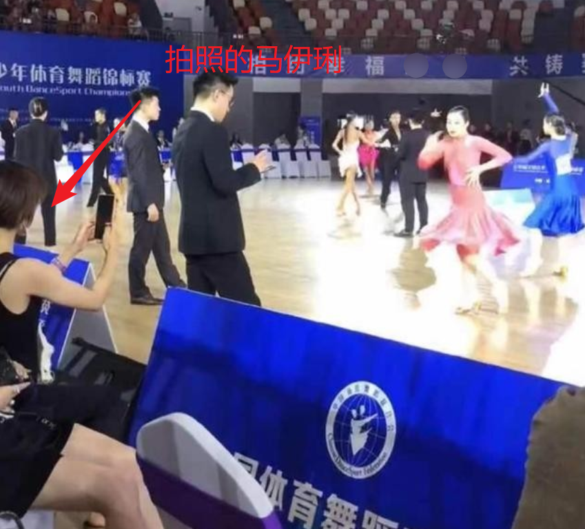 马伊琍文章同时看女儿比赛，文章女友疑现身，颜值身材碾压马伊琍