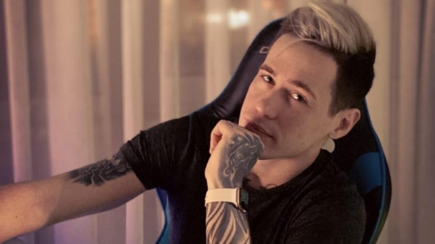 丧心病狂！俄网红直播活活冻死怀孕女友，观众却在叫好打赏？