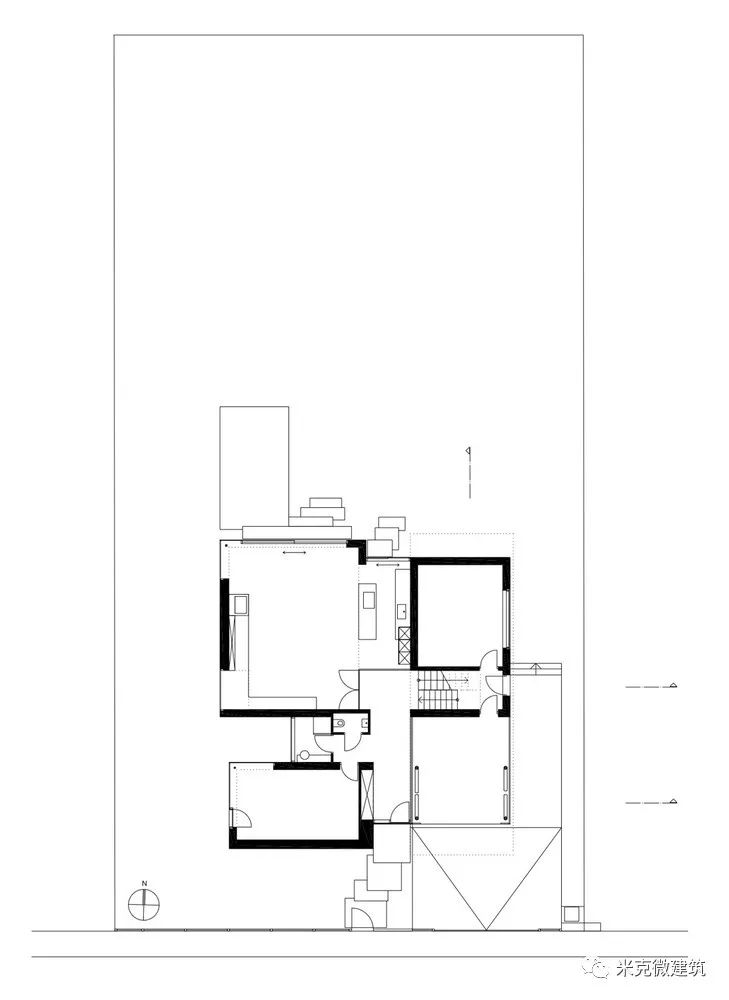 倾斜的屋顶，有趣的室内空间——陡坡上的海滨住宅