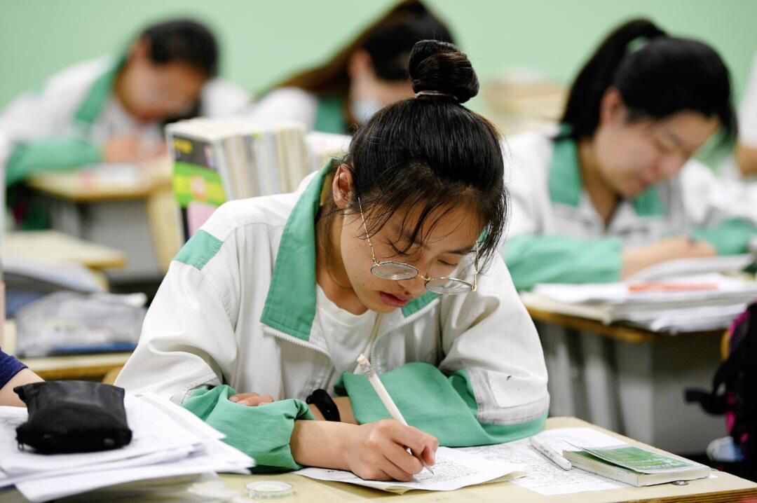 马云三次高考终逆袭，雷军放弃清华读武大，最低调的还是李彦宏