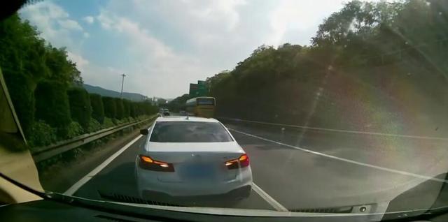 宝马车高速路上停车拦人！最后被拘留十日，车