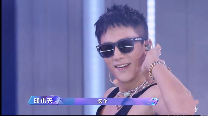 杨幂看杜淳脱衣服跳舞的表情像是喝醉了