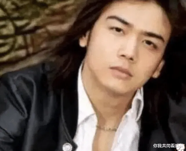 有种“整容”叫小包总没留胡子，18岁旧照曝光时，女粉：帅惨了