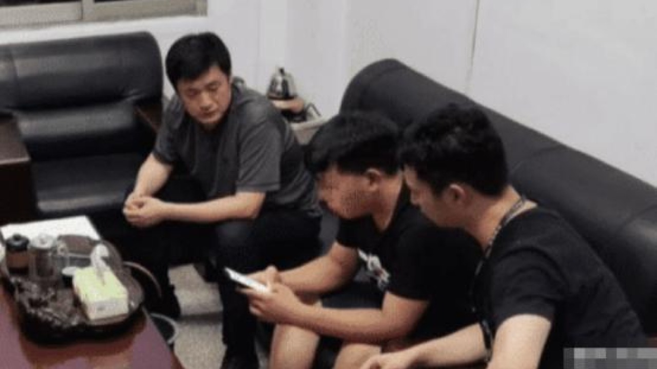 女子绑住自己，给亲生儿子发送"赤身视频&