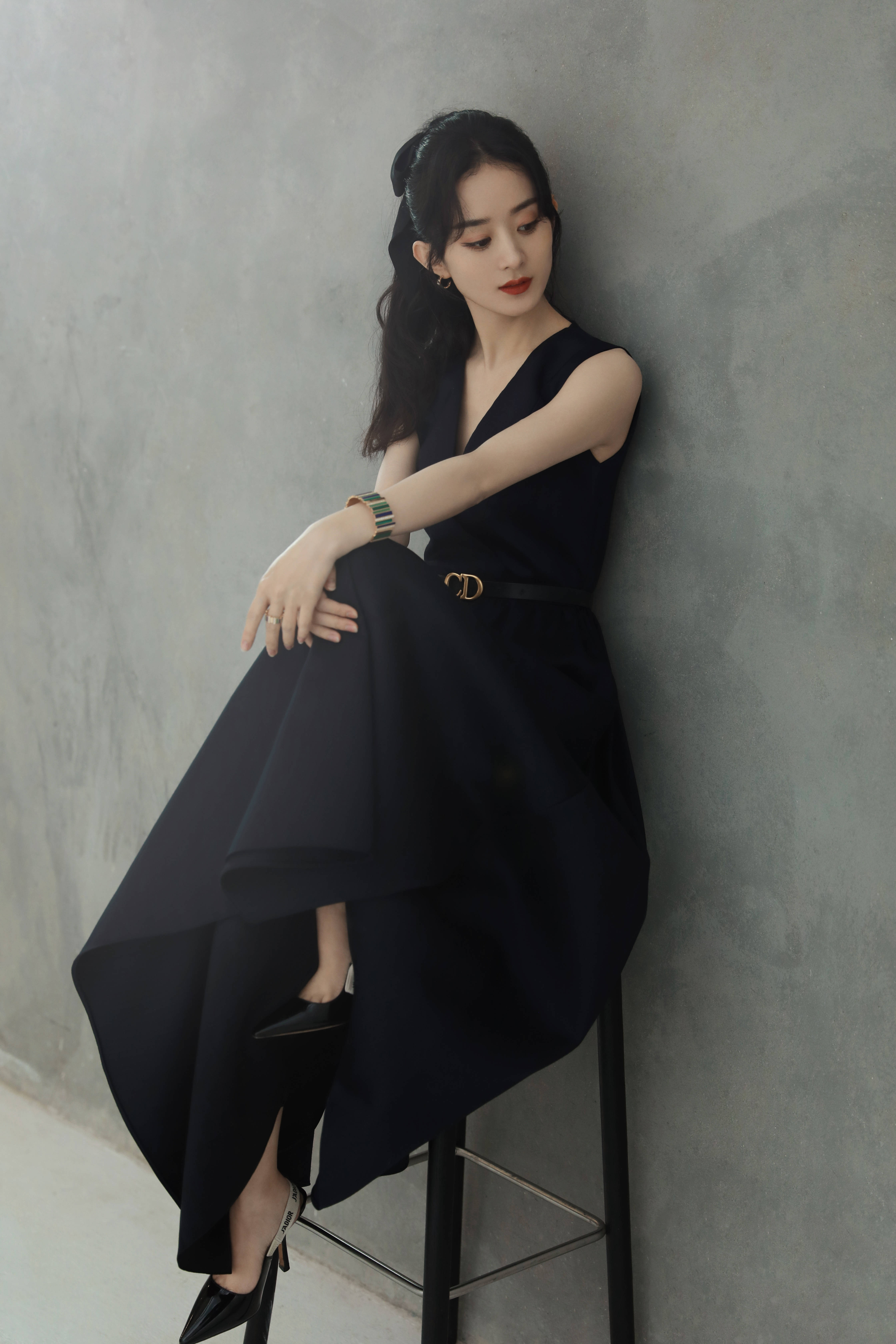 Zhao Liying is clever big, elegant and intellectual temperament is shown, again the acknowledge with colourful to clever treasure beauty refresh