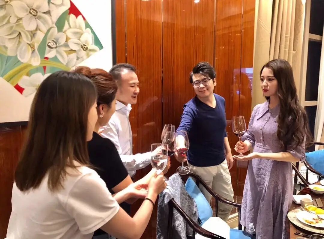 郎朗一家7口為兒子慶百天，親爸罕露面，燙媽媽同款捲髮穿衣滑稽