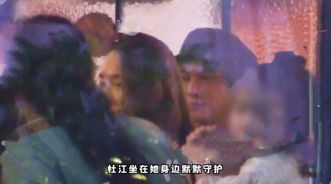 杜江一家三口出门聚餐，霍思燕素颜现身一脸幸福肥，胖出双下巴