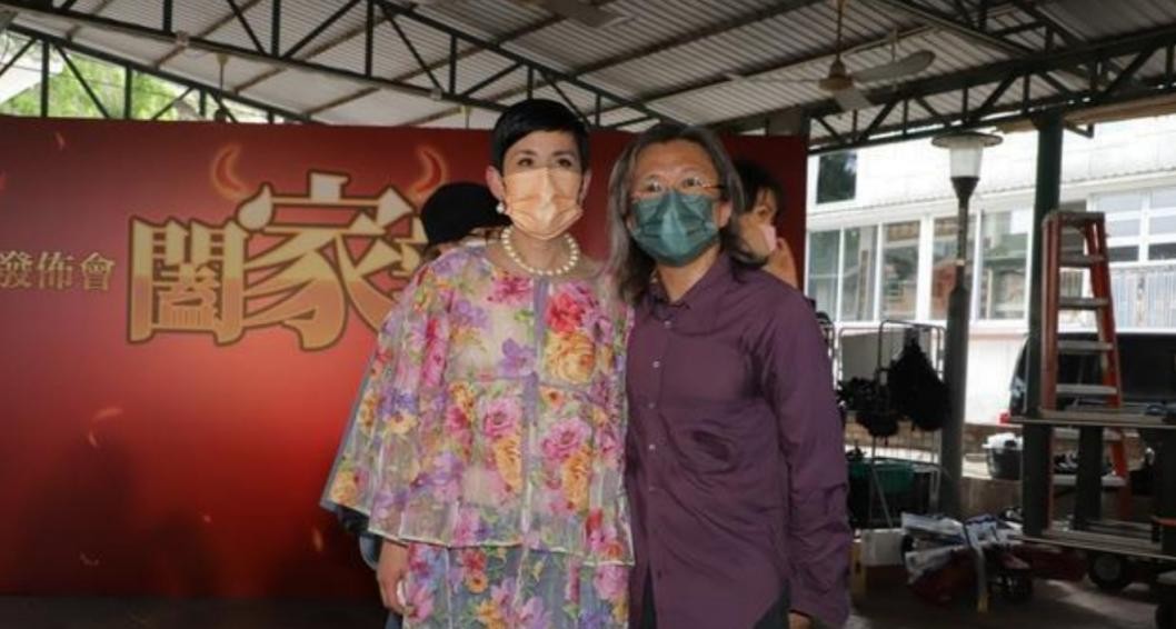 吴君如晒陈可辛探班照，调侃丈夫是来剧组蹭饭，相恋23年感情甜蜜