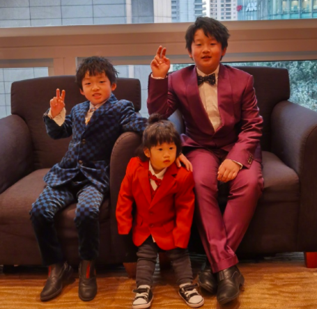 鄒市明兒子軒軒長大了！ 近照眉眼秀氣成帥哥，9歲雙腿粗壯不似爸