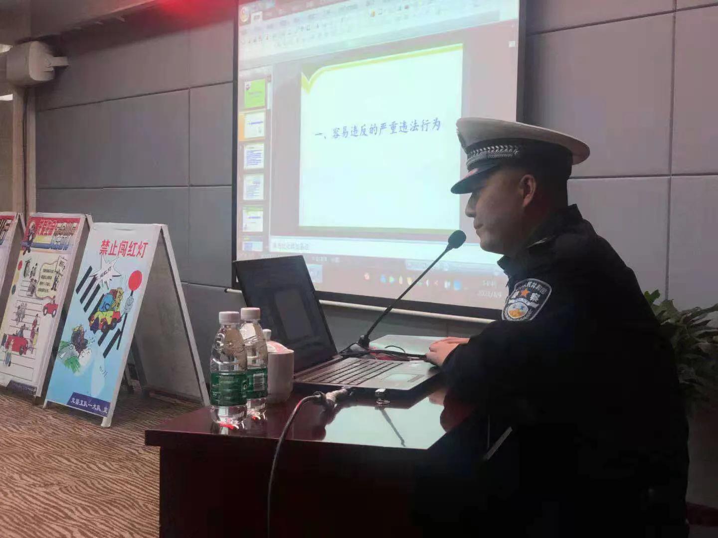 交通文明引领城市文明——汉中交警一大队走进陕飞开展交通安全宣传