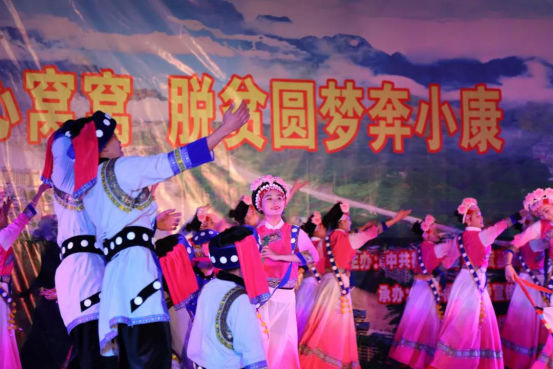 云南省福贡县：百姓大舞台举行少数民族文艺歌舞交流会