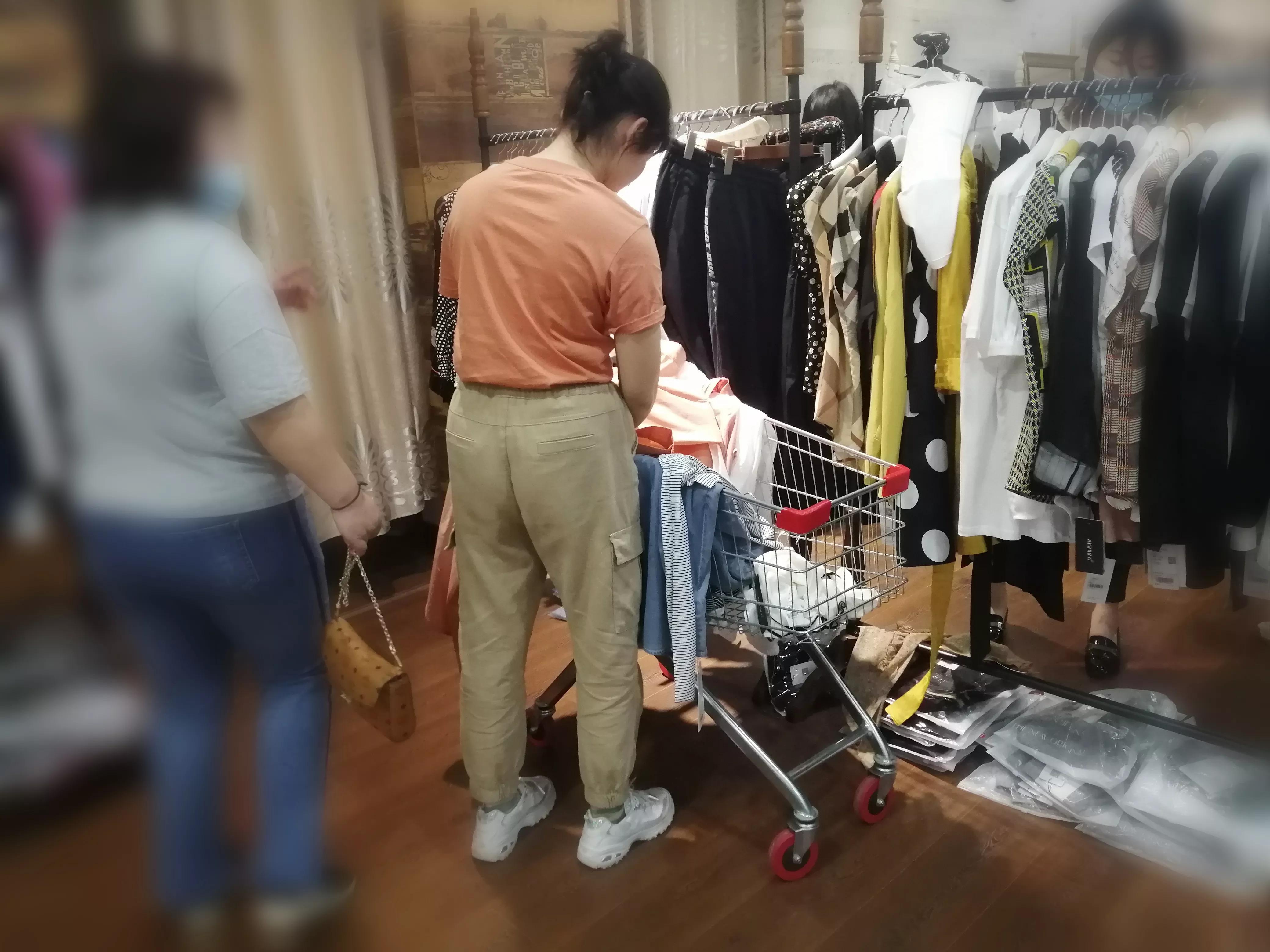 合肥仓储店模式悄然兴起，品牌服装比网店低，客流如潮