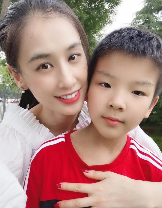 黄圣依为小儿子庆生，布置简朴还不如普通人？