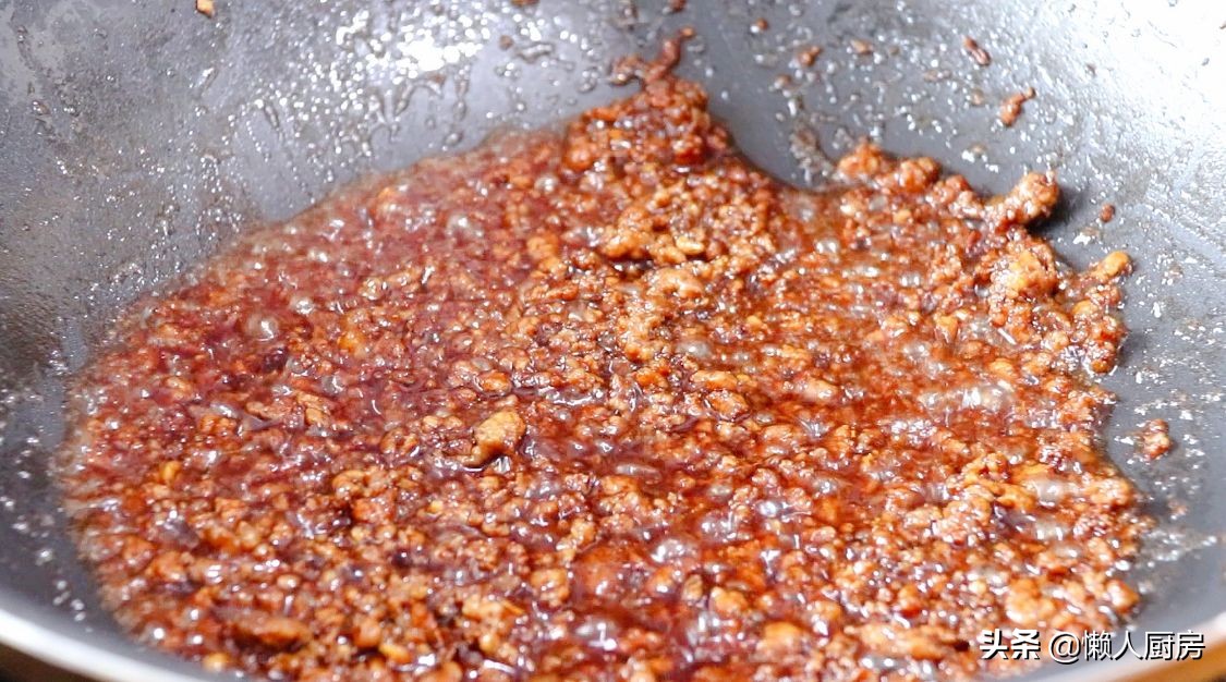 初春嚐鮮，挖野菜一天能賣100元，這樣包著春捲吃，還會灌湯