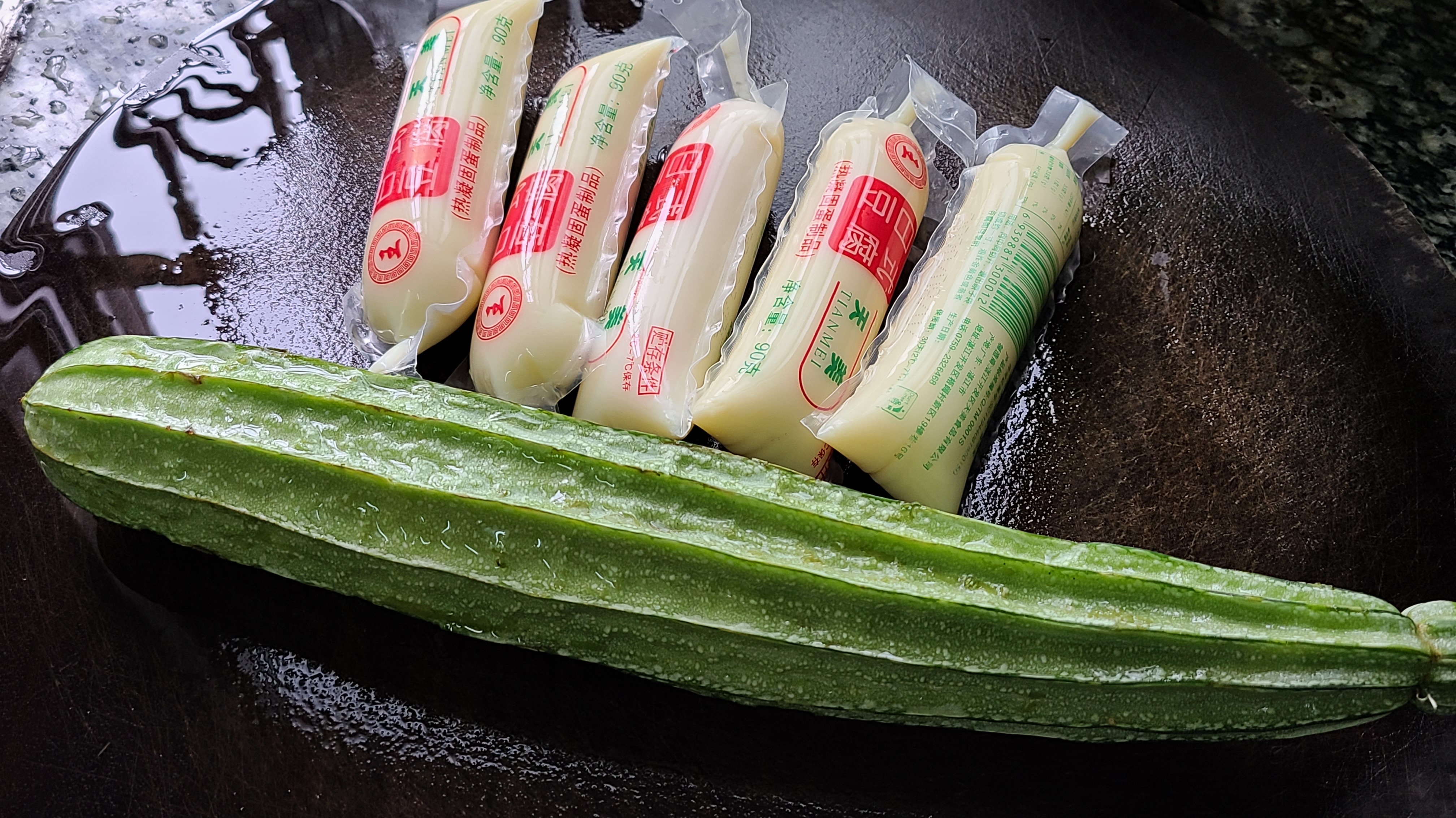 丝瓜豆腐的做法，天热我家经常吃的一道家常菜，简单美味