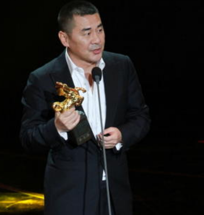 剧中他是威严无比的雍正，“正宫”蒋勤勤却把